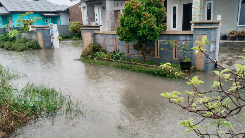 Why Flood Damage Claims in Miami Get Underpaid or Denied

Unfortunately, many flood insurance claims in South Florida are:

Underestimated

Delayed

Partially approved

Fully denied

Common reasons insurers give include:

“Insufficient proof of loss”

“Damage was not caused by floodwater”

“Policy exclusions apply”

“Damage occurred before coverage began”

In reality, some of these denials can be challenged with proper legal review.

Flood damage often leads to secondary issues like mold growth and structural compromise. If these consequences are not properly documented, insurers may attempt to minimize their responsibility.